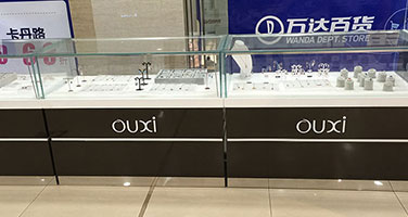 万达百货商场OUXI珠宝与和谐货架合作定做